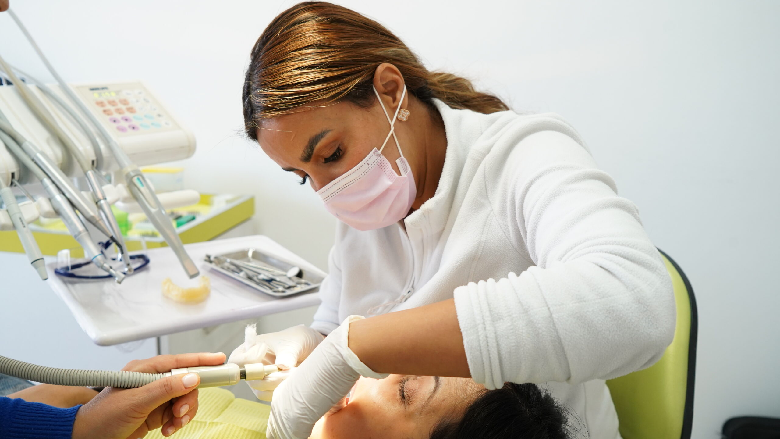 Dr Soraya Bakkali, chirurgien-dentiste, dans son cabinet à Agdal, Rabat